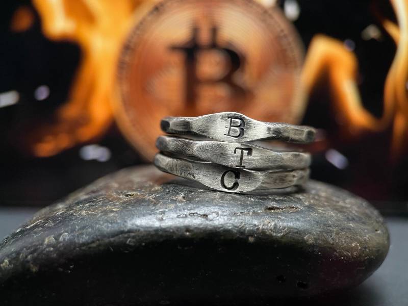 Symbolringe - Ring Aus Sterlingsilber Gehämmert Oxidiert Geschenk Für Ihn Stapelring Männer Name Oder Symbol von ZakaSchmuck