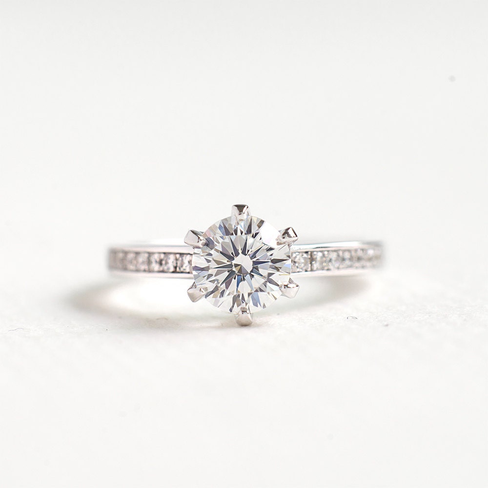 sterlingsilber Solitär-Ring 1 Karat - Kanal Set Verlobungsring Brillant Schliff Zirkonia Ring 6 Zinken Versprechen A43 sterlingsilber Solitär-Ring 1 Karat - Kanal Set Verlobungsring Brillant Schliff Zirkonia Ring 6 Zinken Versprechen A43 von ZakviJewels