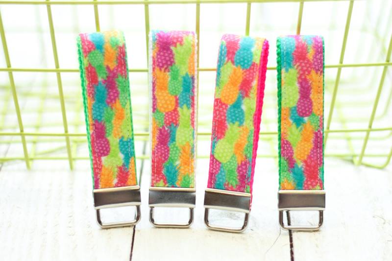 Ananas Schlüsselanhänger Stoff Schleife - Neon Pink, Limette Grün, Türkis, Orange, Lila von ZaleyDesigns