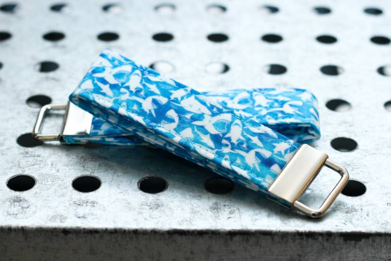 Hai Schlüsselanhänger Stoffschlaufe - Blau, Türkis, Aquarell, Ozean, Strand von ZaleyDesigns