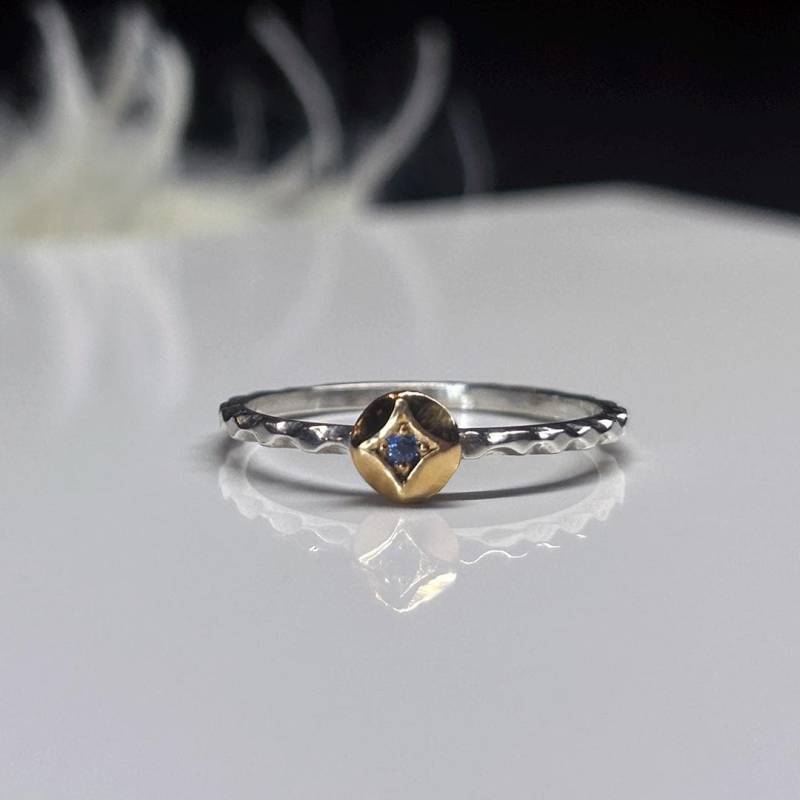 Gold Stern Und Saphir "Aster' Ring Mit Einem Gemusterten Silberband Gold Stern Und Saphir "Aster' Ring Mit Einem Gemusterten Silberband von Zalisander
