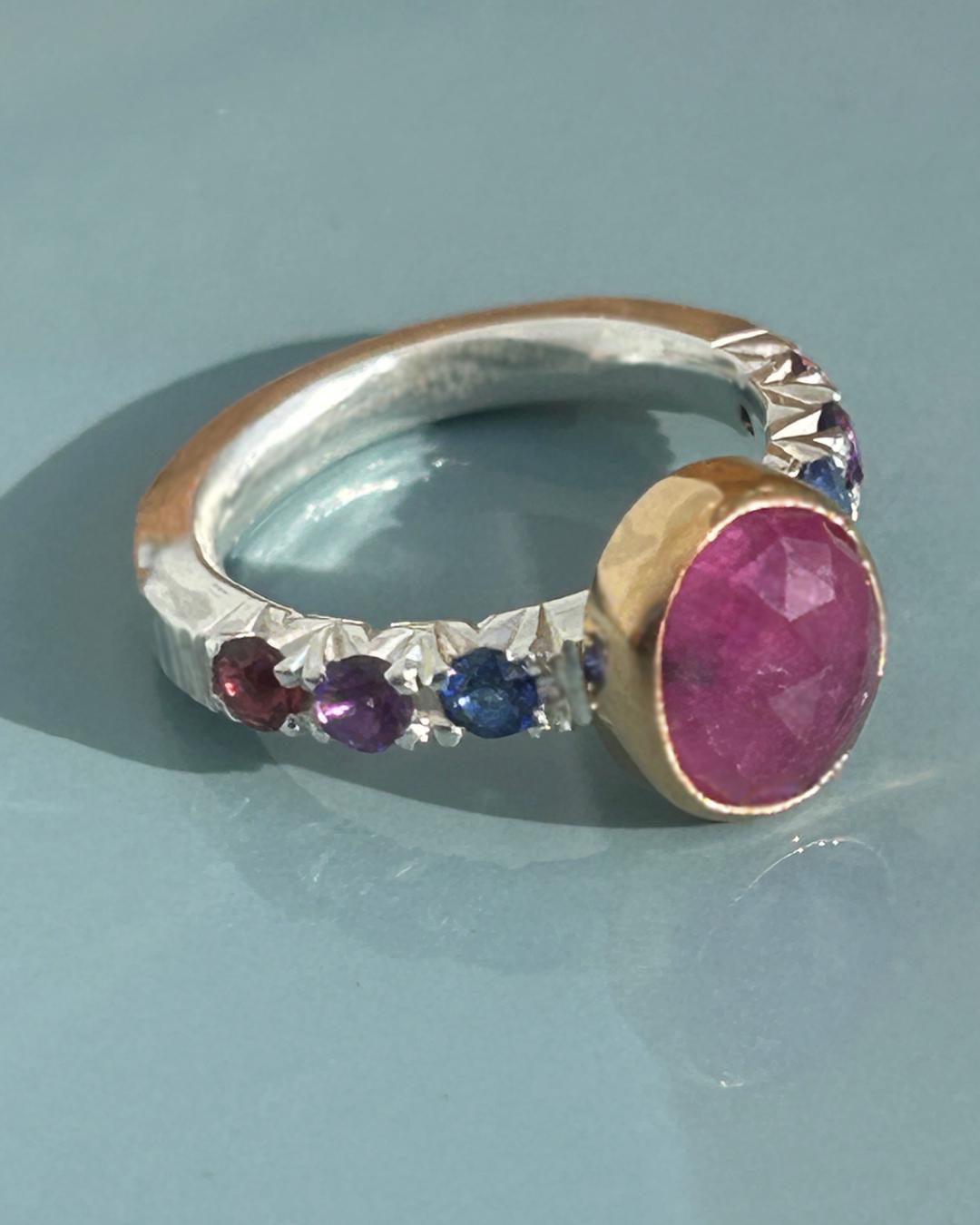 Süßer Ring, Rosa Rosenschnittsaphir Mit Sapphire, Amethyst, & Rhodolite Akzentsteinen. Sterling Silber Und 22 Karat Gold Süßer Ring, Rosa Rosenschnittsaphir Mit Sapphire, Amethyst, & Rhodolite Akzentsteinen. Sterling Silber Und 22 Karat Gold von Zalisander