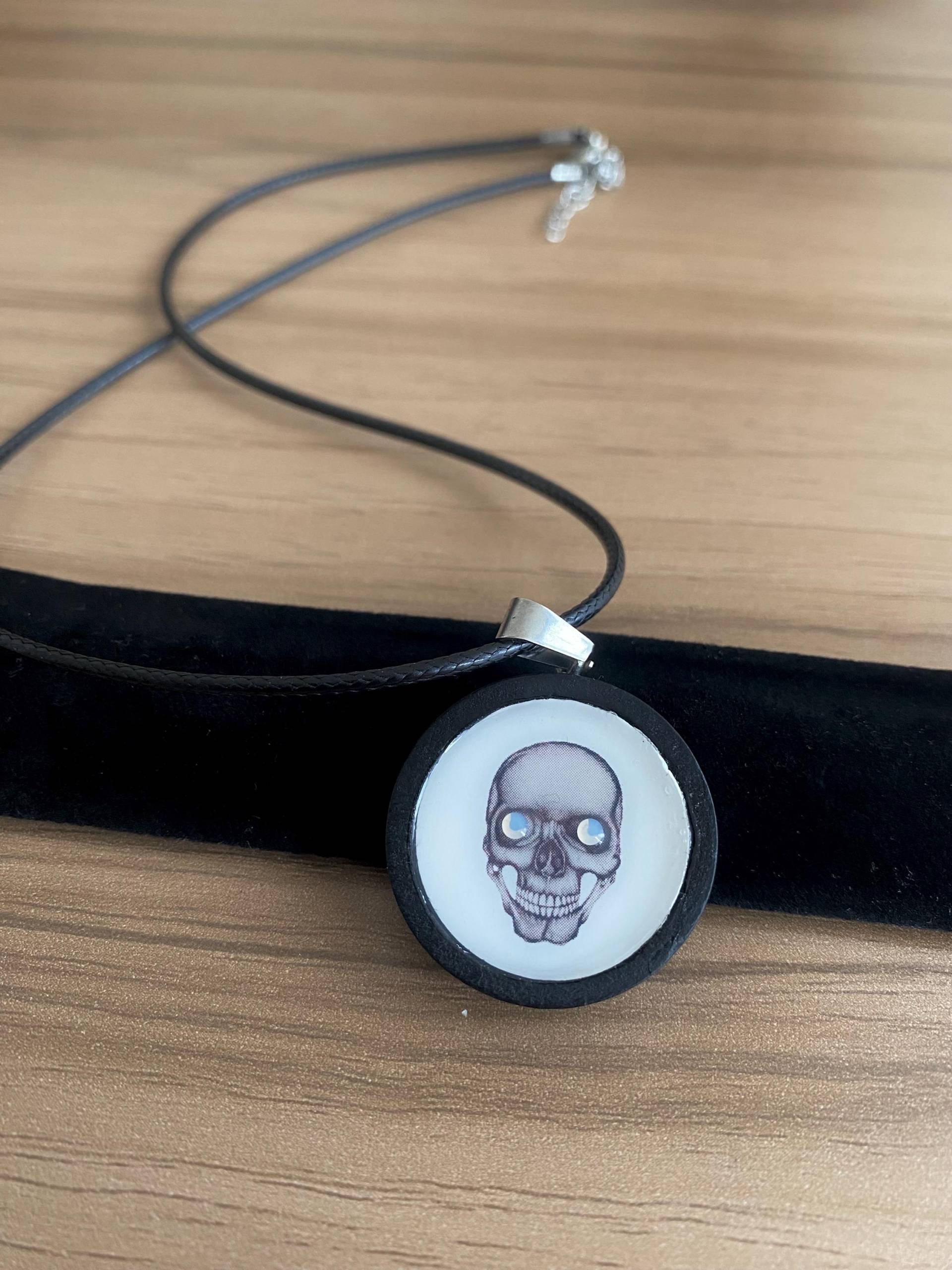 Holz Anhänger Halskette, Handgemachter Schmuck, Schädel Swarovski Kristalle, Einzigartig, Ein Von Einer Art Holz Anhänger Halskette, Handgemachter Schmuck, Schädel Swarovski Kristalle, Einzigartig, Ein Von Einer Art von ZanSchaeferArt