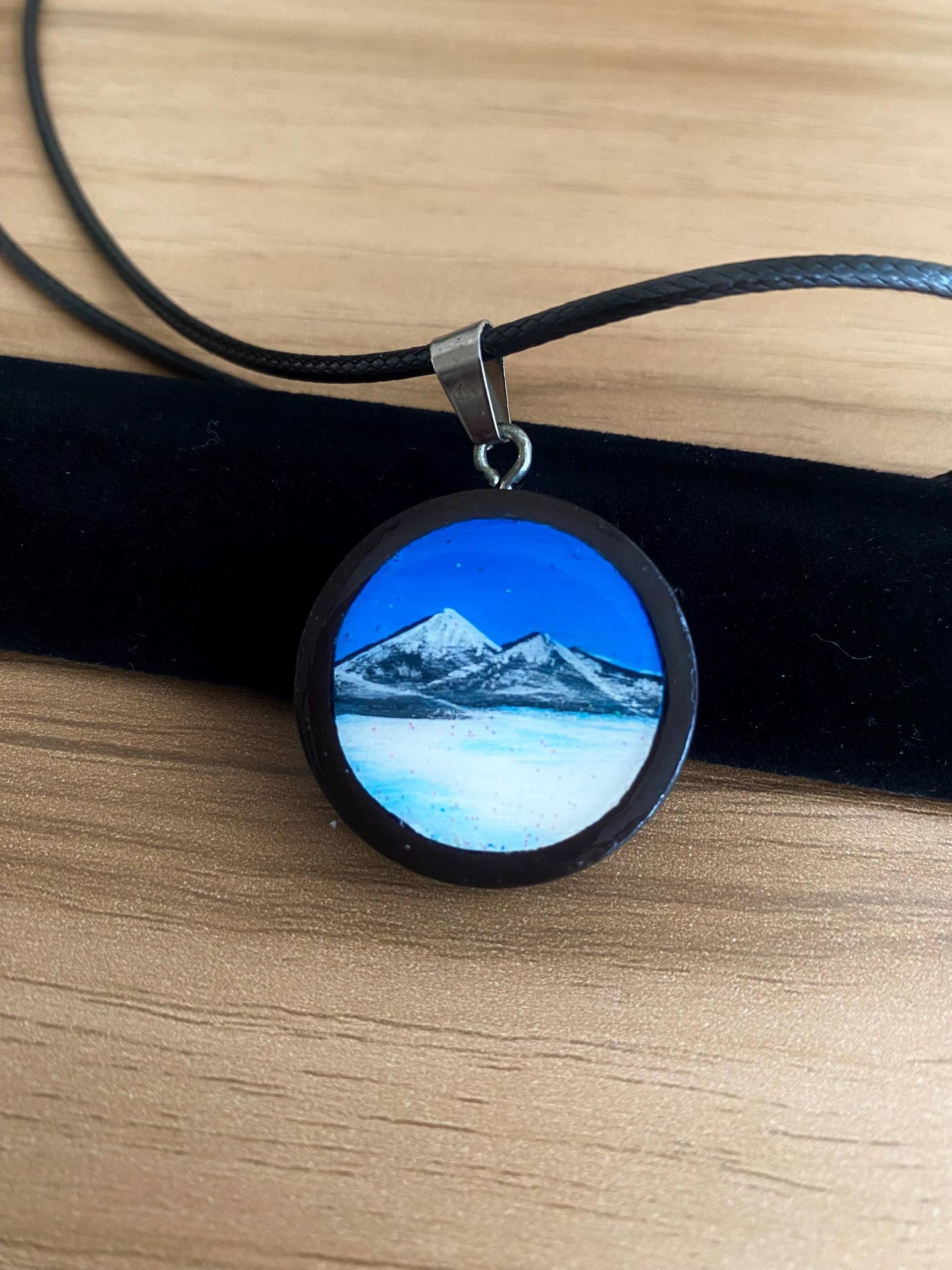 Holz Anhänger Halskette, Schmuck, Berg Hand Bemalt Berglandschaft, Berg-Liebhaber, Natur Holz Anhänger Halskette, Schmuck, Berg Hand Bemalt Berglandschaft, Berg-Liebhaber, Natur von ZanSchaeferArt