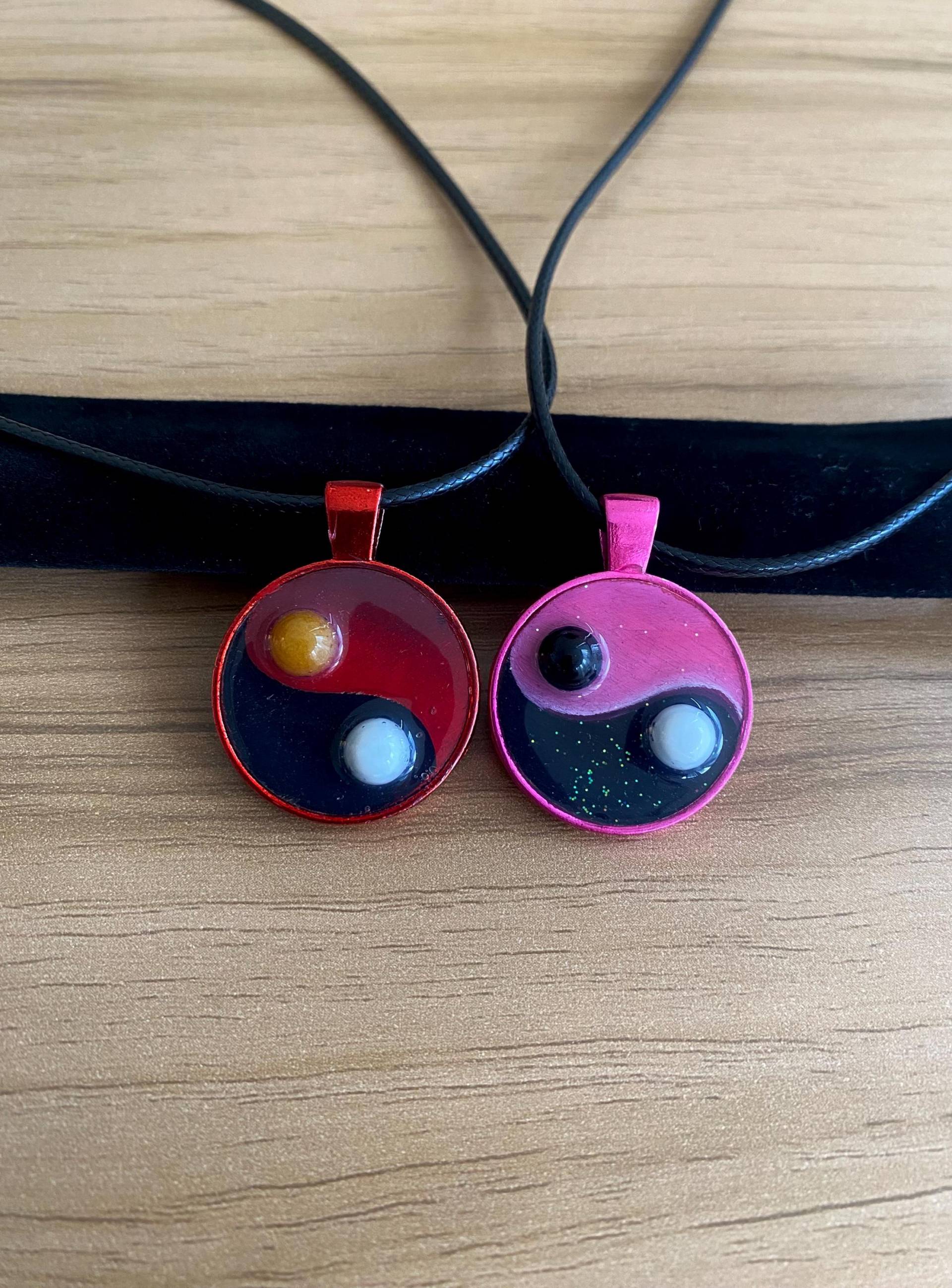 Yin Yang Anhänger Halskette, Rosa, Rot, Malerei, Handbemalter Schmuck, Edelsteine, Sonne Und Mond Unikat Yin Yang Anhänger Halskette, Rosa, Rot, Malerei, Handbemalter Schmuck, Edelsteine, Sonne Und Mond Unikat von ZanSchaeferArt