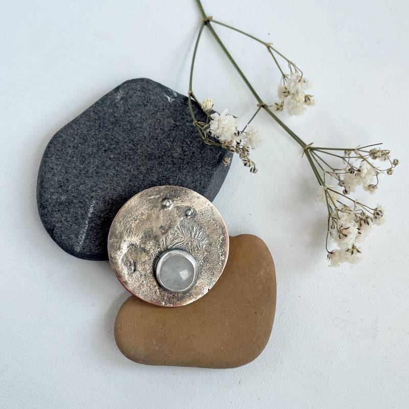 Handgefertigte Brosche Aus Recyceltem Kupfer Und Silber Mit Mondstein von ZanceDesign