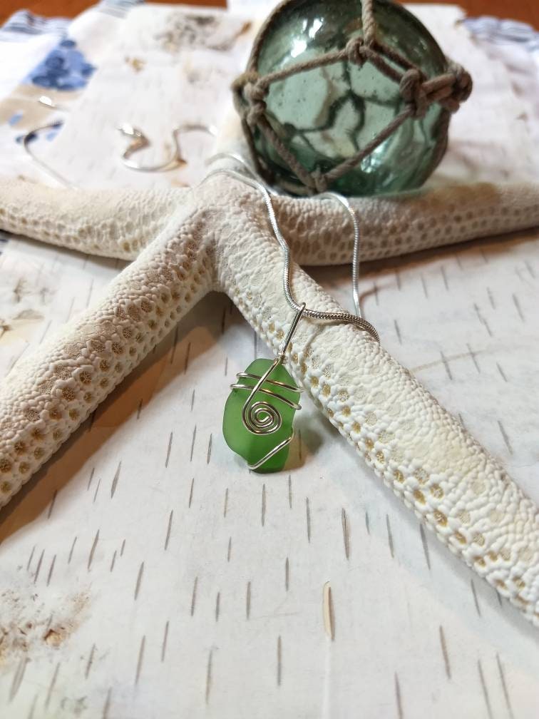 Grüner Okinawan Seeglas Anhänger, Sterling Silber Gewickelt Natürlicher Erdliebhaber Halskette Grüner Okinawan Seeglas Anhänger, Sterling Silber Gewickelt Natürlicher Erdliebhaber Halskette von ZanpaSeaGlassJewelry
