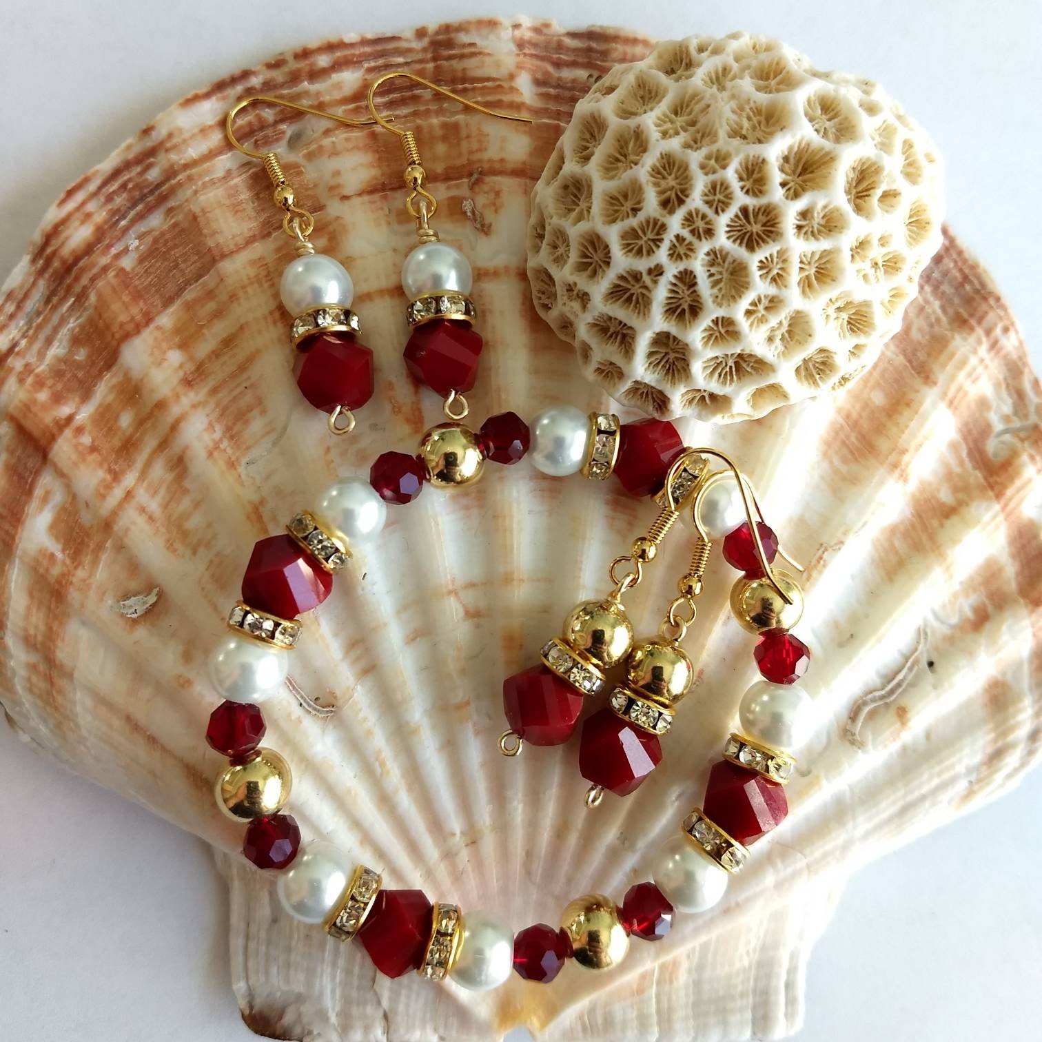 Rote Und Gold Ohrringe, Belle Themen Schönheit Das Tier, Rote Rose Gold Tief Rot Muttertagsgeschenk Rote Und Gold Ohrringe, Belle Themen Schönheit Das Tier, Rote Rose Gold Tief Rot Muttertagsgeschenk von ZanpaSeaGlassJewelry