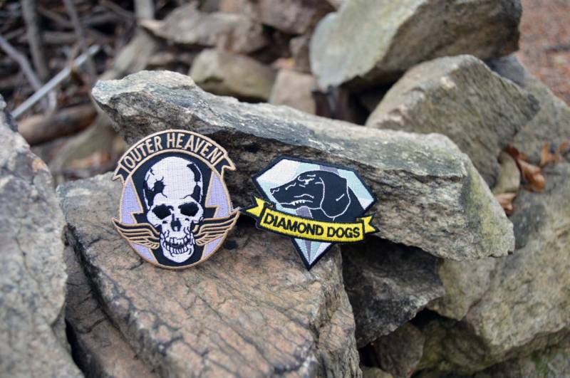Metal Gear Solid V Aufnäher Diamant Hunde & Outer Heaven Aufbügler Set von ZanzibarLand