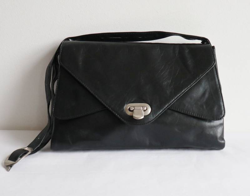 60S Vintage Leder Umhängetasche in Schwarz Mit Silbernem Verschluss // Boxca Made in Denmark 60S Vintage Leder Umhängetasche in Schwarz Mit Silbernem Verschluss // Boxca Made in Denmark von Zappasvintage
