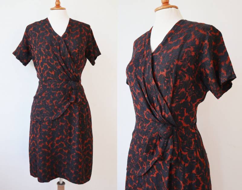 Gebranntes Oranges Vintage Kleid Aus Den 50Er Jahren Mit Schwarzem Blumenmuster // Rina - Odense Größe M Made in Denmark Gebranntes Oranges Vintage Kleid Aus Den 50Er Jahren Mit Schwarzem Blumenmuster // Rina - Odense Größe M Made in Denmark von Zappasvintage