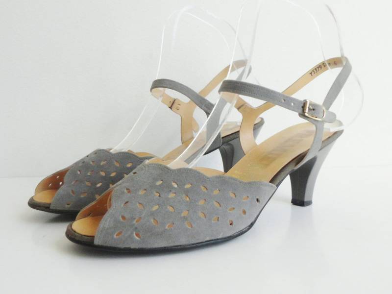Grau Vtg. Pumps Aus Samt Mit Knöchelriemchen // Premium Größe 39 Vegane Schuhe Made in Uk Grau Vtg. Pumps Aus Samt Mit Knöchelriemchen // Premium Größe 39 Vegane Schuhe Made in Uk von Zappasvintage