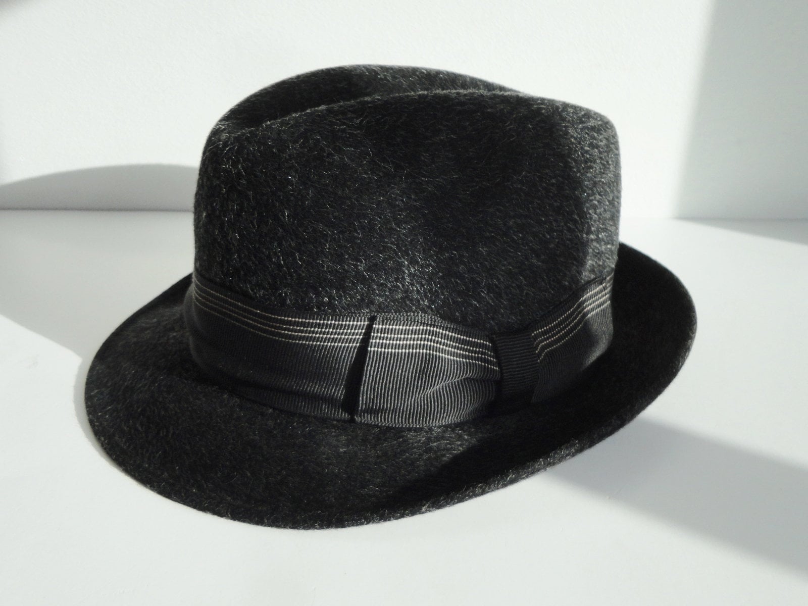 Grauer 60S Herren Vintage Pelzfilzhut Mit Hutband // Wegener Mohair Hut Size 56 von Zappasvintage