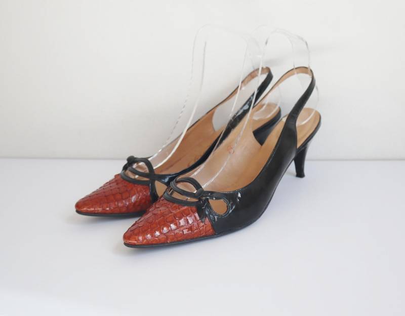 Schwarz/Cognac/Braun 60S Vtg. Schlangenleder Lackschuhe Mit Cut Out Und Knopf // Roig Calella Slingback Größe 38 Schwarz/Cognac/Braun 60S Vtg. Schlangenleder Lackschuhe Mit Cut Out Und Knopf // Roig Calella Slingback Größe 38 von Zappasvintage