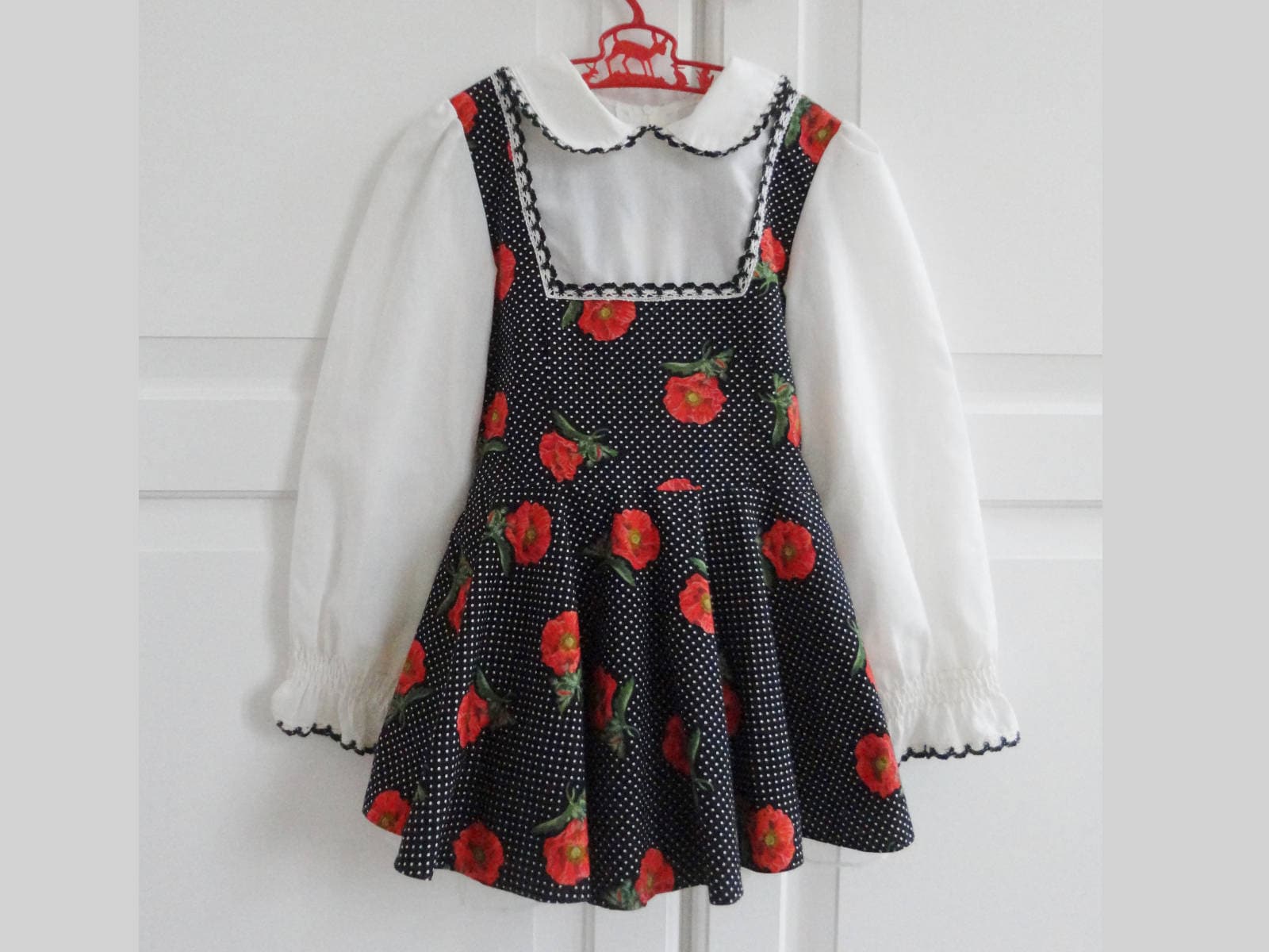 Schönes Schwarzes Kleid Mit Weißen Punkten Und Roten Blumen // Koket 100% Baumwolle Bubikragen Tüllrock Größe 110 Made in Denmark von Zappasvintagekids