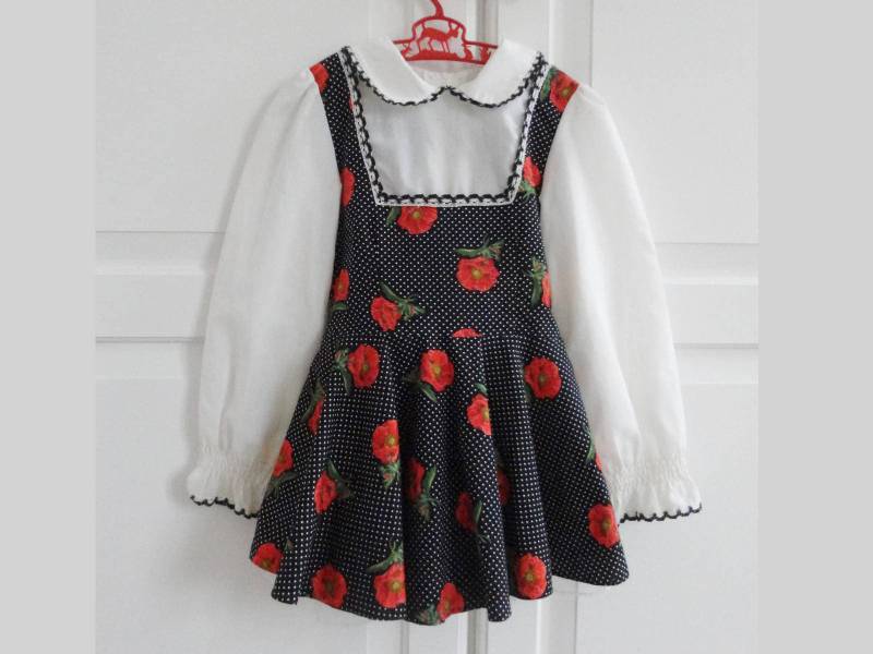 Schönes Schwarzes Kleid Mit Weißen Punkten Und Roten Blumen // Koket 100% Baumwolle Bubikragen Tüllrock Größe 110 Made in Denmark von Zappasvintagekids