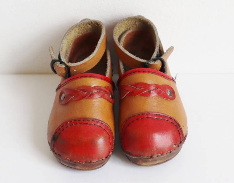 Süsse Hellbraun/Rote Lederclogs60S/70S Vintage Kinder Clogs Mit Knöchel Riemchen/Geflochtenem Einsatz // Leder Größe 0 Made in Denmark von Zappasvintagekids