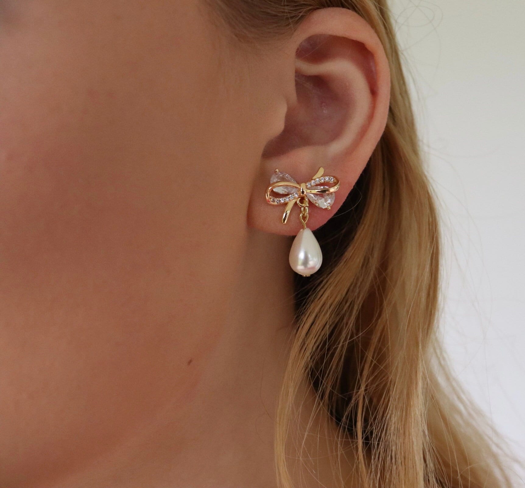 Schleife Ohrringe, 18K Vergoldet Zirkonia Ohrringe Mit Natürlichen Perlen, Perlen Brautjungfer Geschenk, Braut Geschenk Für Sie Schleife Ohrringe, 18K Vergoldet Zirkonia Ohrringe Mit Natürlichen Perlen, Perlen Brautjungfer Geschenk, Braut Geschenk Für Sie von ZaraBellaJewelry