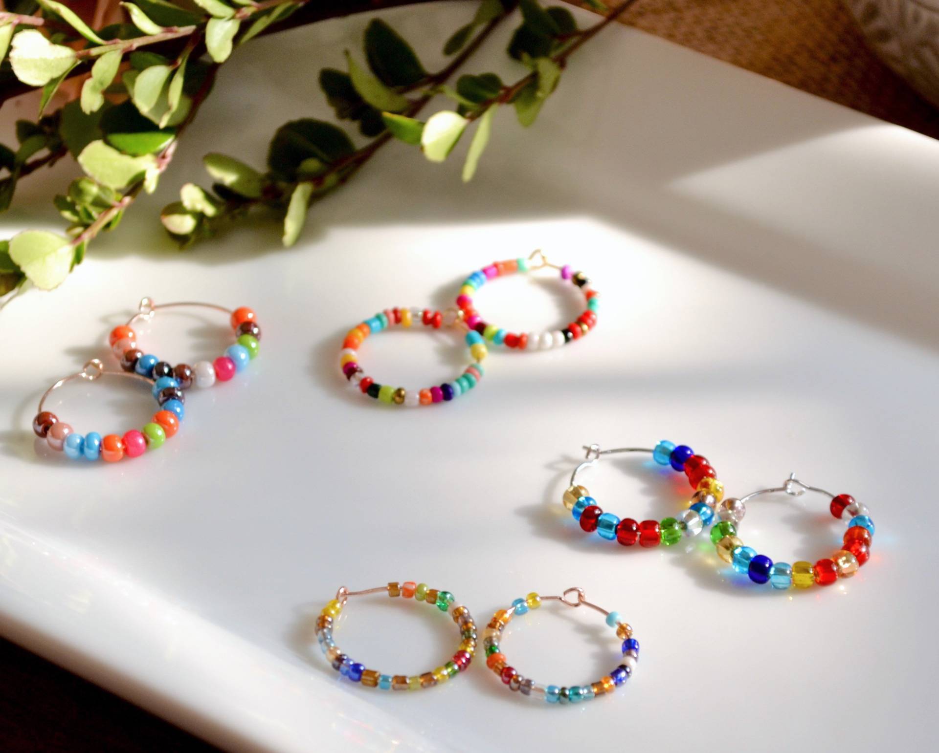 Schöne Kleine Bunte Creolen, Perlen Ohrringe, Tolle Trendige Zierliche Cooler Creolen Liebhaber Schmuck, Geschenk Für Sie von ZaraEclectica
