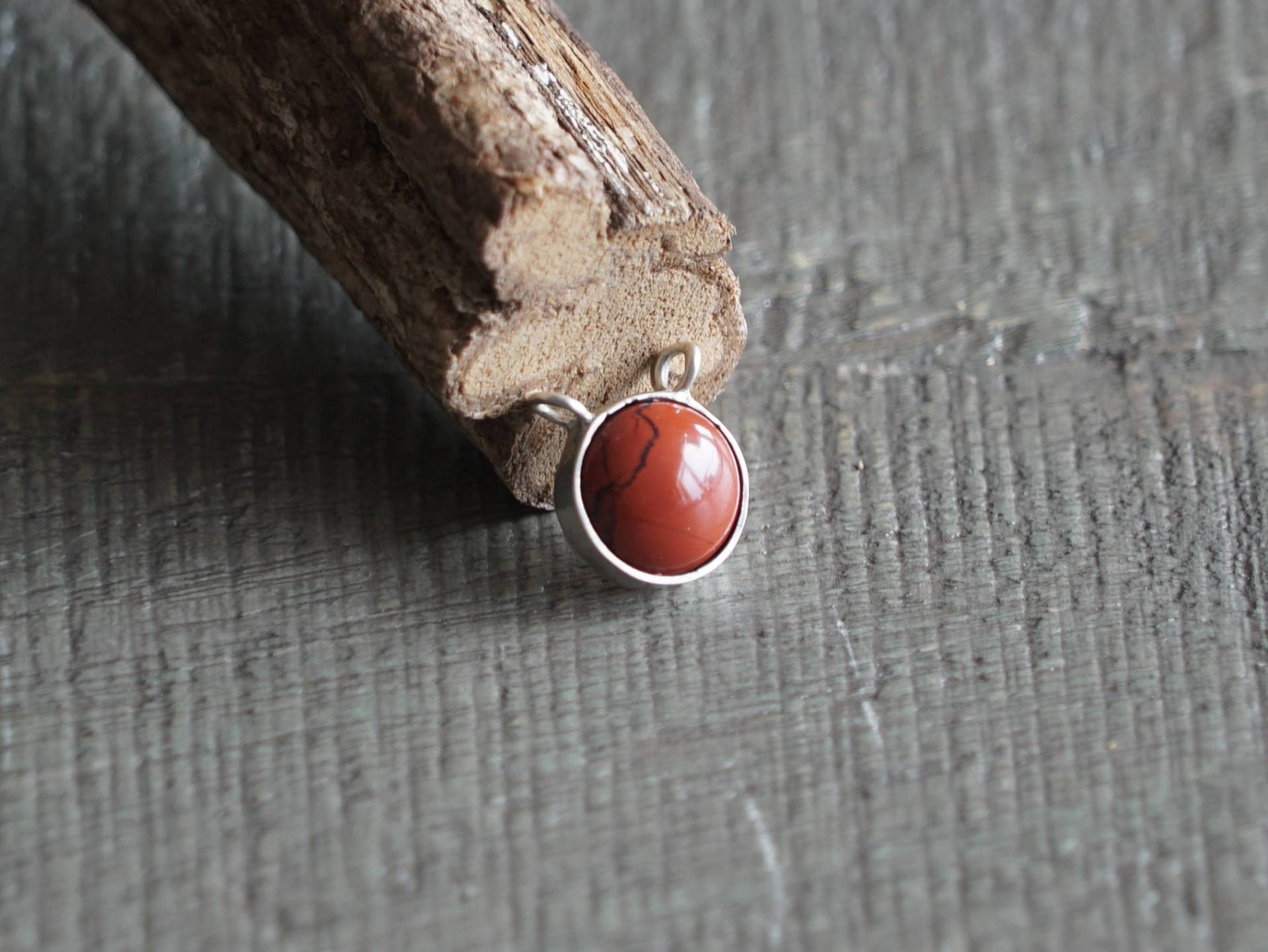Roter Jaspis Edelstein Handgemachte Silber Anhänger Halskette Roter Jaspis Edelstein Handgemachte Silber Anhänger Halskette von Zaraja