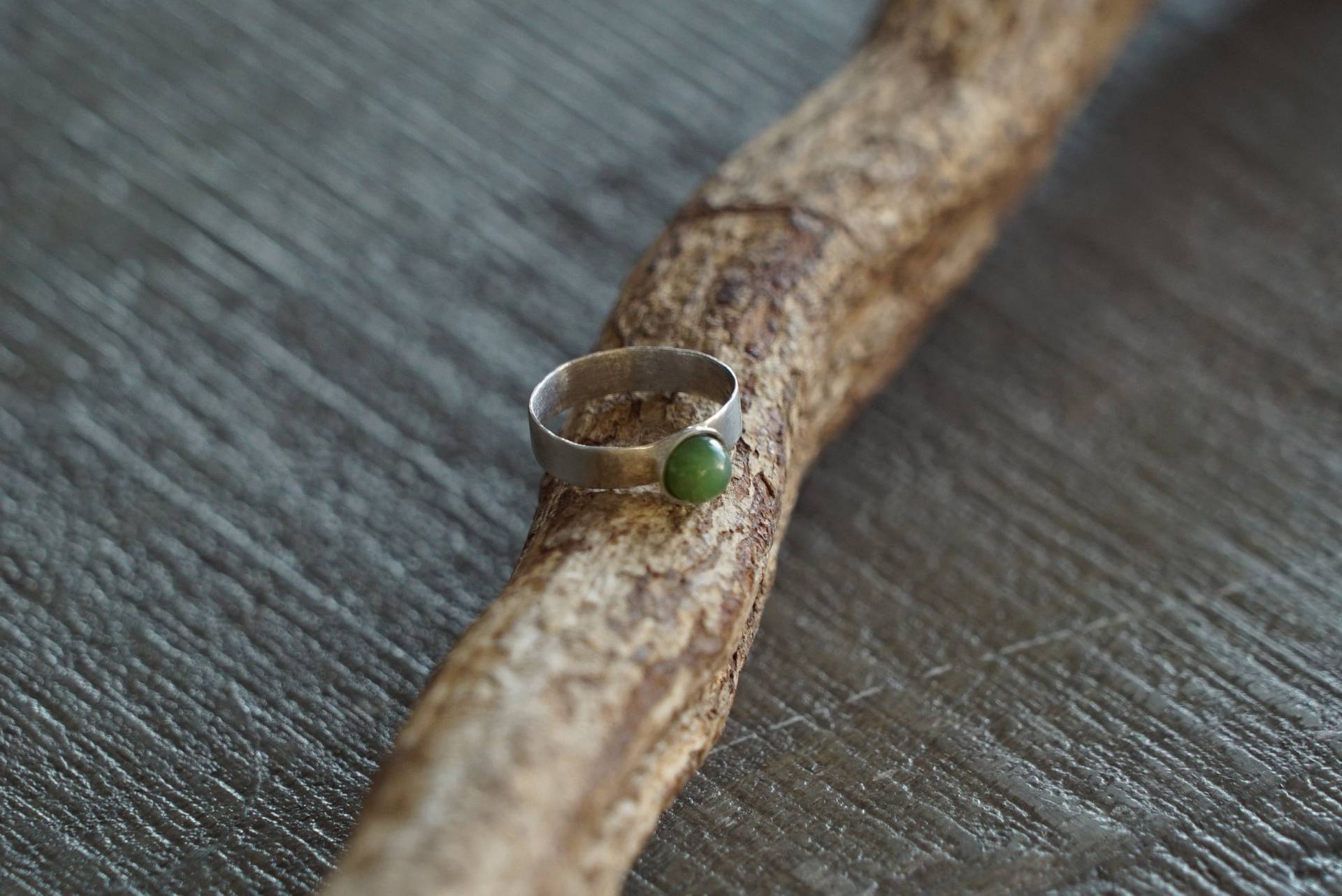 Silberring Mit Jade/Rundkugel Grünem Jadestein Silberring Mit Jade/Rundkugel Grünem Jadestein von Zaraja