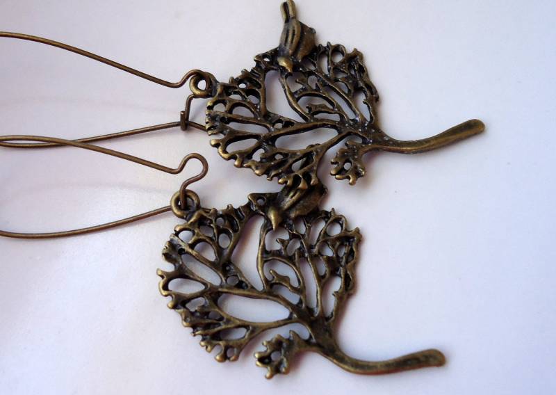 Antik Messing Baum Ohrringe Vogel Charm Kidney Draht von ZareenDesigns