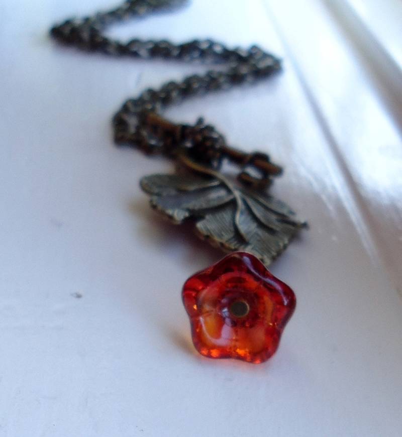 Antik Messing Blatt Halskette Bernstein Glas Blumen-Anhänger von ZareenDesigns