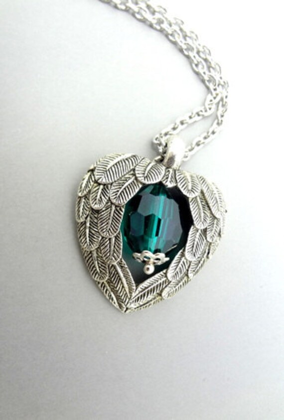 Antike Silberne Engelsflügel-Halskette Smaragdkristallanhänger von ZareenDesigns