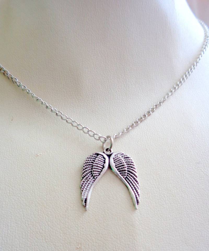 Antike Silberne Engelsflügel-Halskette - Zierlicher Anhänger, 17 Zoll von ZareenDesigns