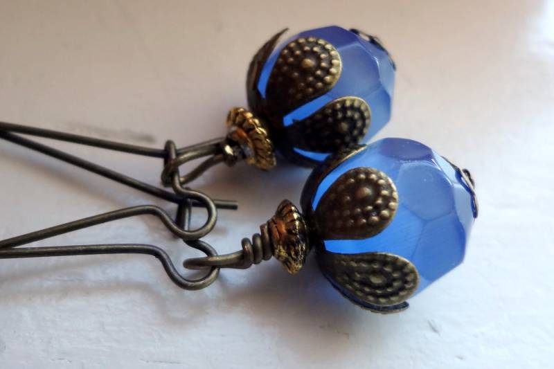 Blaue Katzenaugen Glas Ohrringe Antik Messing Blattkappen von ZareenDesigns