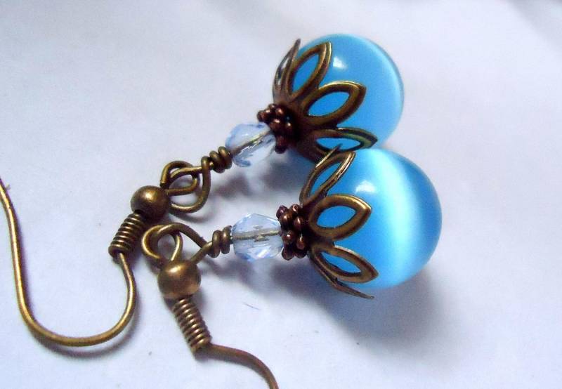 Blaue Katzenaugen Ohrringe Antike Messingakzente von ZareenDesigns