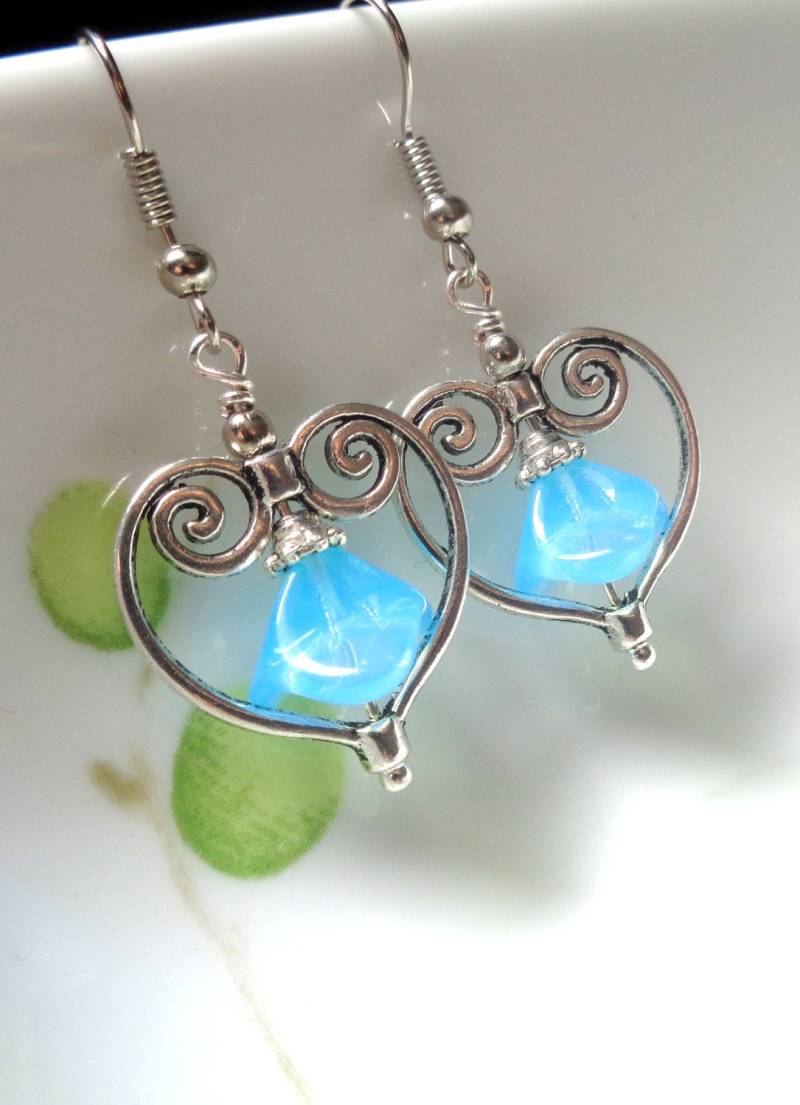 Blaues Herz Ohrringe Blumen Charm Ohrringe von ZareenDesigns