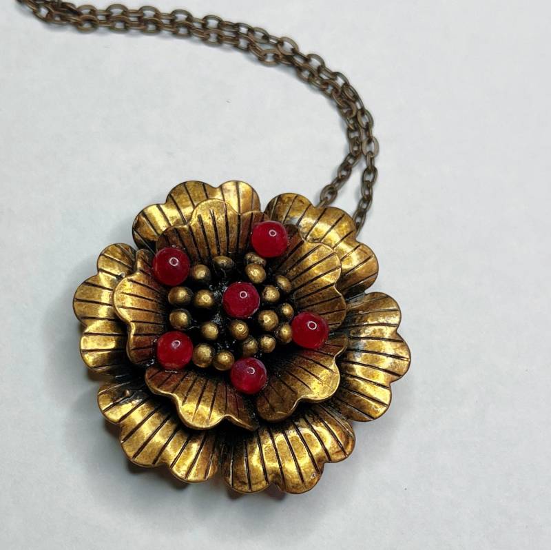 Bronze Blume Halskette Rubin Achat Anhänger, Antikes Messing-Finish von ZareenDesigns