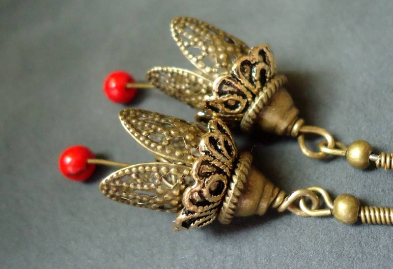 Bronze Ohrringe Mit Tulpenblumen Und Roter Koralle von ZareenDesigns