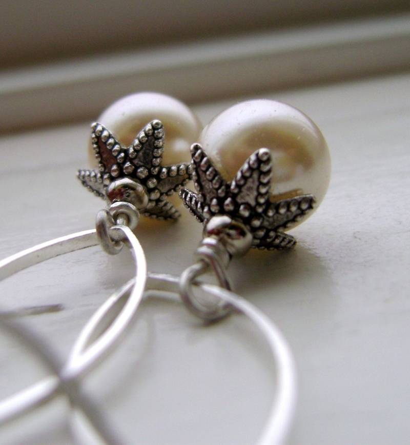 Elfenbein Glasperlen Ohrhänger Antik Silber Stern Perlenkappen von ZareenDesigns
