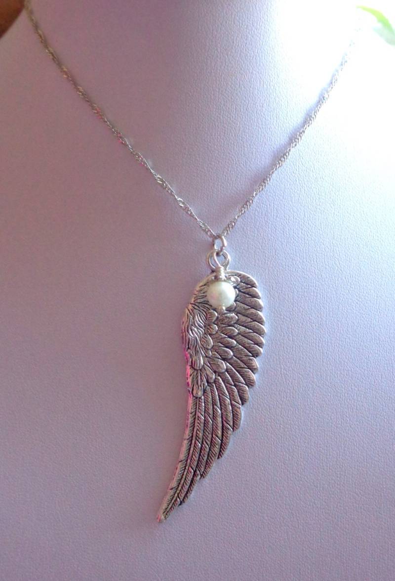 Engelflügel-Halskette Antiksilber-Finish, Weiße Perle Anhänger von ZareenDesigns