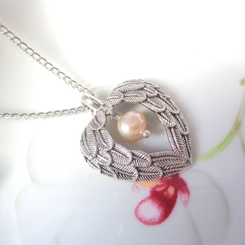 Engelsflügel Kette Antique Silver & Süsswasserperle Anhänger von ZareenDesigns
