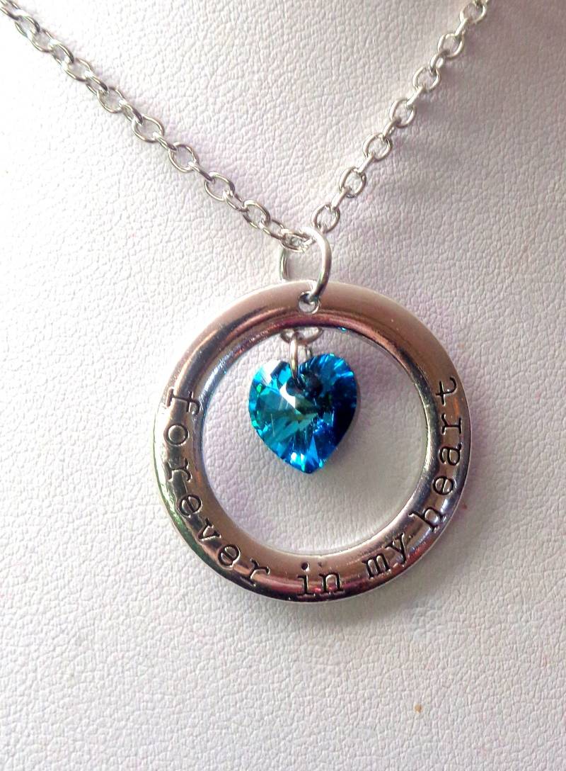 Eternity Halskette Mit Gravur Blauer Swarovski Herz Anhänger von ZareenDesigns