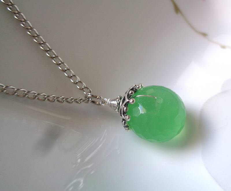 Facettierte Chalcedon Anhänger Halskette Antik Silber Finish von ZareenDesigns