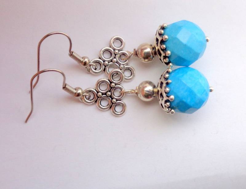 Facettierte Türkis Edelstein Ohrringe Antik Silber Finish, Messing Haken von ZareenDesigns