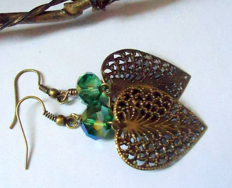 Filigrane Blatt Ohrringe Antik Messing & Ab Grün Kristall von ZareenDesigns