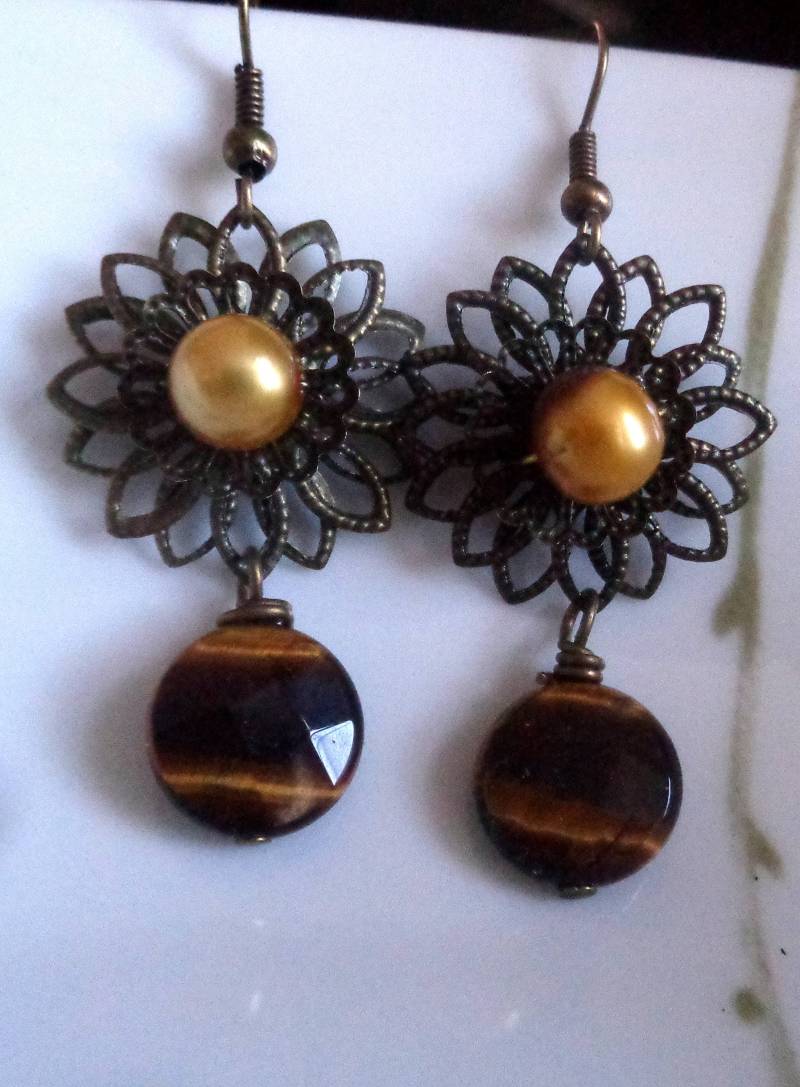 Filigrane Blumen Ohrringe Goldene Perle & Tigerauge Stein von ZareenDesigns