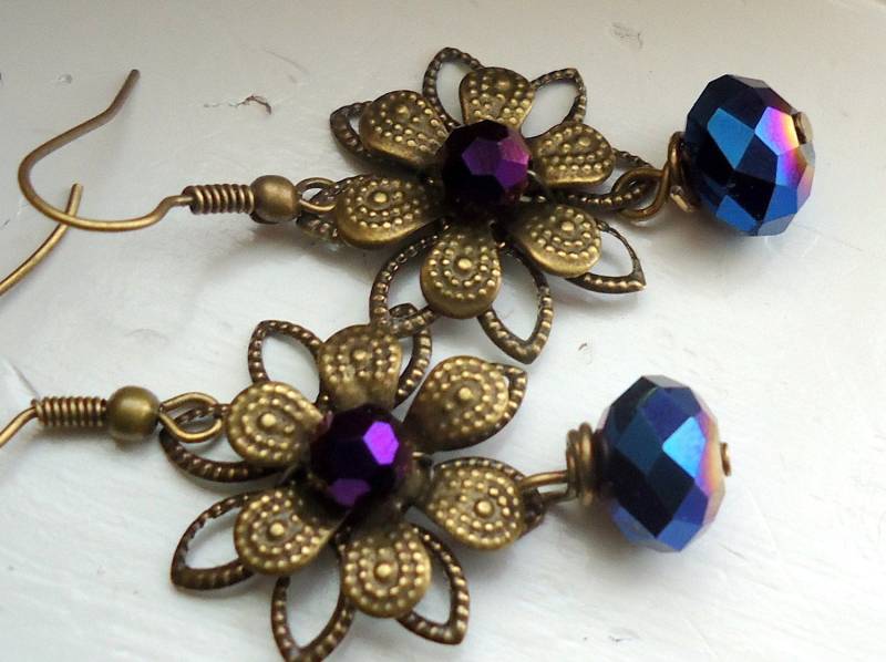 Filigrane Blumen Ohrringe Messing Antik, Lila & Blau Rondelle von ZareenDesigns