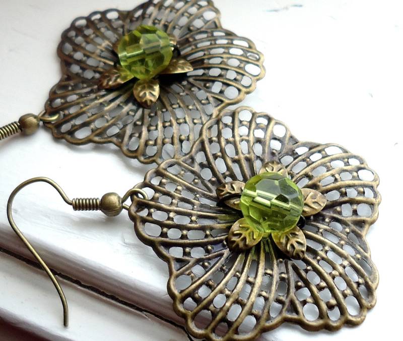 Filigrane Blumenohrringe Messing Antikbronze Mit Glasperle von ZareenDesigns