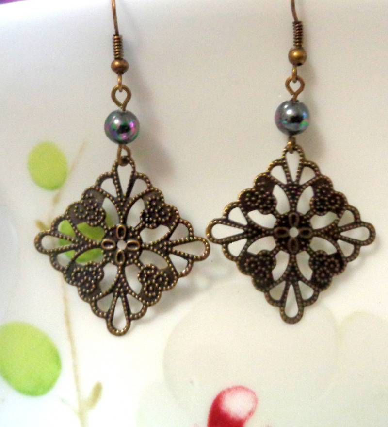 Filigrane Fächer Ohrringe Antikmessing & Swarovskiperle von ZareenDesigns