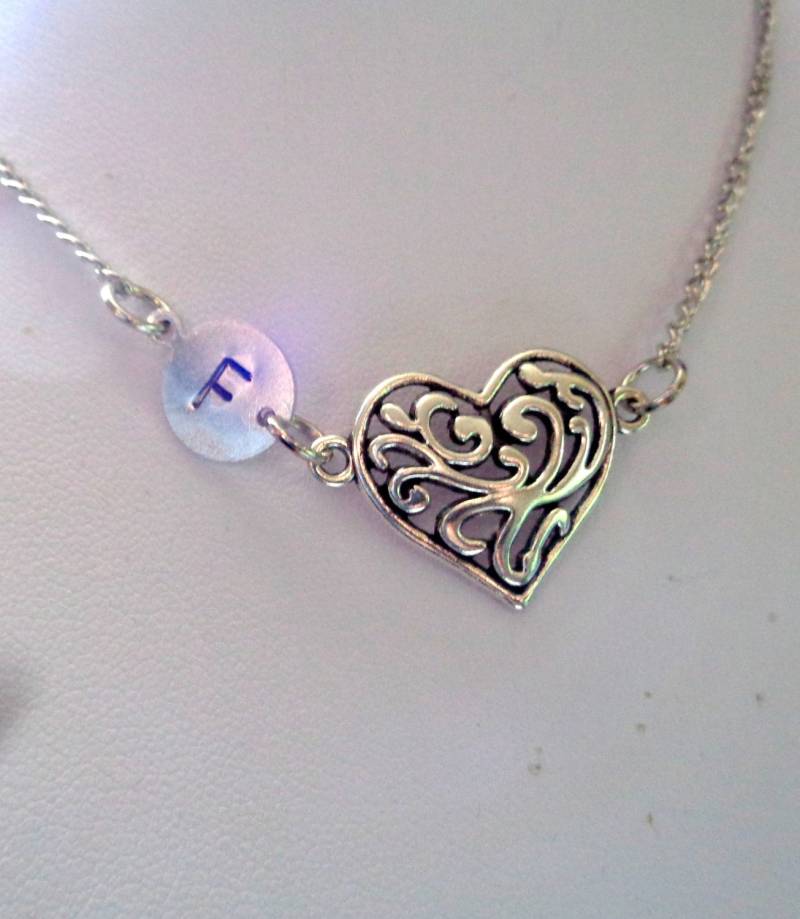Filigrane Herz Kette Versilberter Initial Anhänger von ZareenDesigns