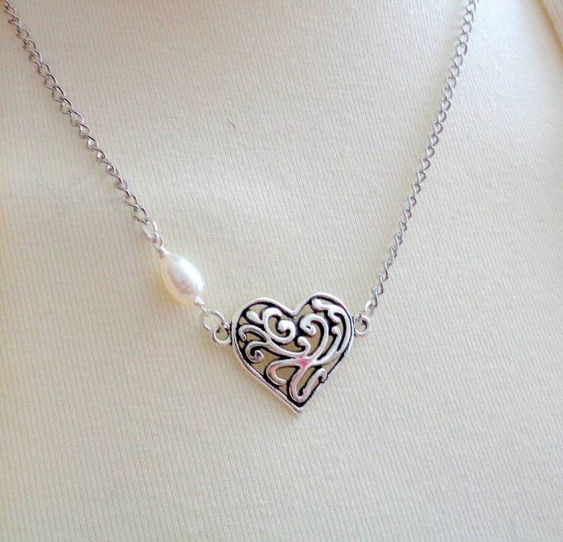 Filigrane Herzkette Versilberter Anhänger Mit Süßwasserperle von ZareenDesigns