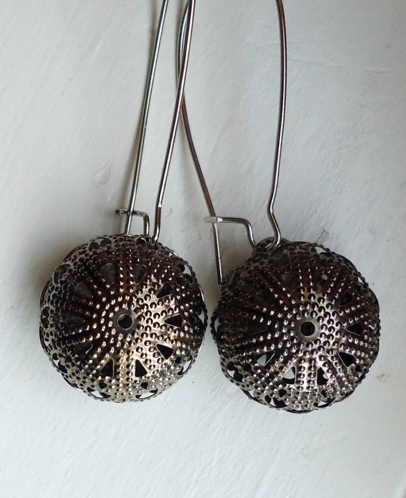 Geschützte Filigrane Scheibenohrringe Hohler Ohrhänger von ZareenDesigns