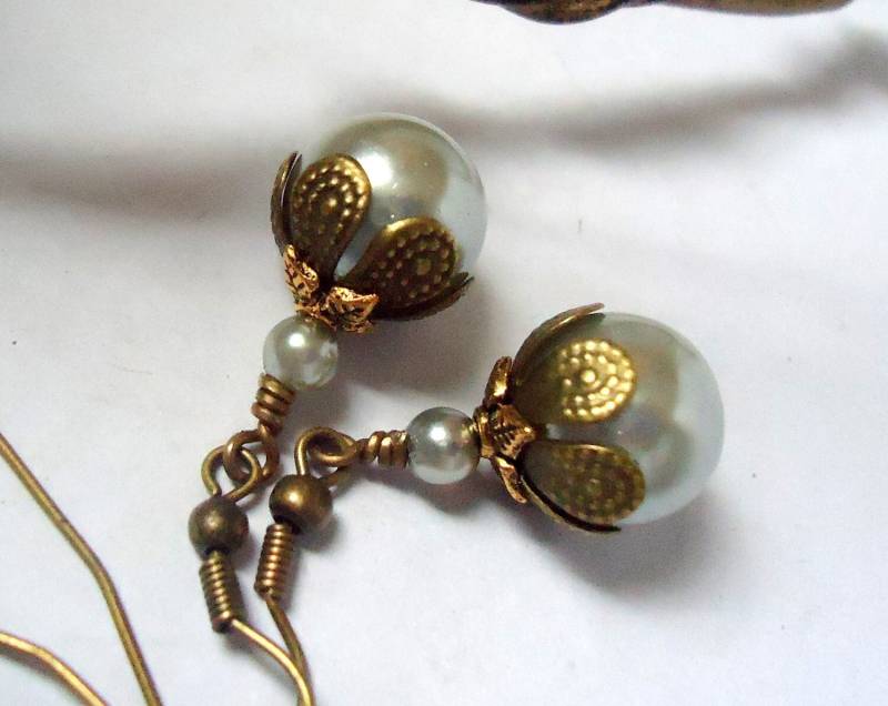 Graue Glasperlen-Ohrringe Antik Messing Brautschmuck Graue Glasperlen-Ohrringe Antik Messing Brautschmuck von ZareenDesigns