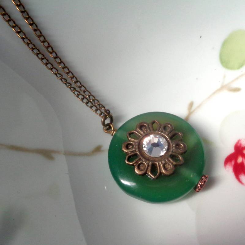 Grün Achat Anhänger Bronze Blumen Charm von ZareenDesigns